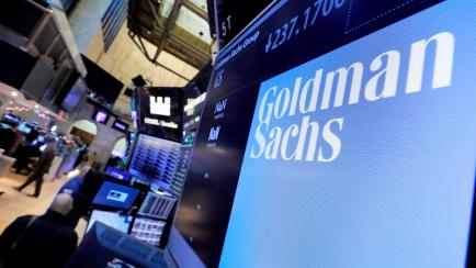 El logotipo de Goldman Sachs aparece en una pantalla en la Bolsa de Nueva York 