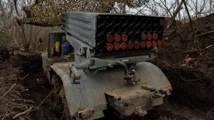 Un lanzamisiles ucraniano, escondido en el monte