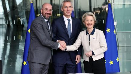 Charles Michel, Jens Stoltenberg y Ursula von der Leyen -de izquierda a derecha- posan en el Cuartel General de la OTAN en Bruselas tras la firma de su acuerdo. 