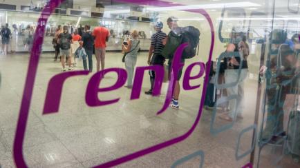 Pasajeros en la estación de Chamartín (Renfe), en una imagen de archivo.