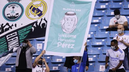 Seguidores saudíes del Real Madrid 'saludan' al presidente blanco, Florentino Pérez