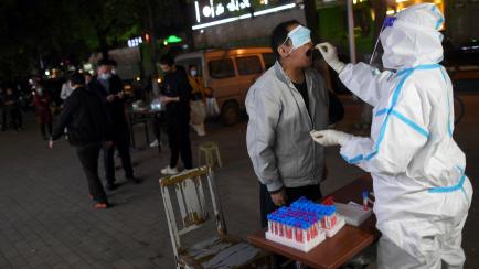 Un residente de Wuhan se somete a una prueba PCR el 19 de abril de 2022. 