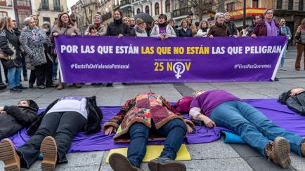 Integrantes de la plataforma 8M Toledo participan en una concentración para protestar contra los últimos asesinatos machistas ocurridos en España, el martes en Toledo.