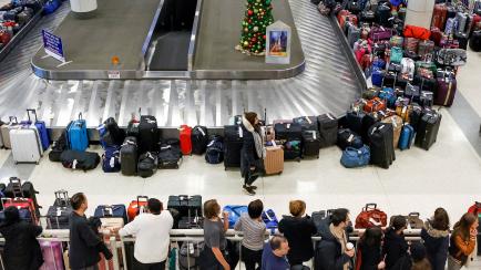 Varios pasajeros afectados por las cancelaciones en EEUU.
