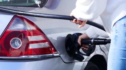 Una persona echa gasolina en su coche