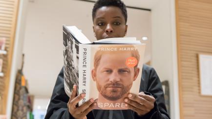 Una lectora ojea las primeras páginas de la biografía del príncipe Harry en una librería de Londres 