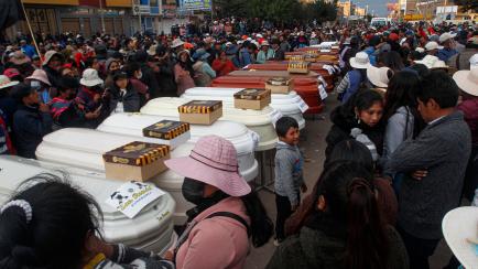 Familiares de las 18 personas muertas en Perú esperan con ataúdes vacíos fuera de la morgue en Juliaca 