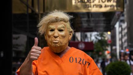 Un manifestante que pide el arresto de Donald Trump, el pasado 10 de agosto, ante la torre que lleva el nombre del expresidente en Nueva York. 