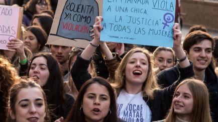 Chicas con pancartas en protesta por la sentencia de 'La Manada'.