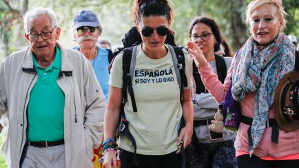 La ex líder de Vox en Andalucía Macarena Olona ha comenzado este lunes el Camino de Santiago en Sarria, arropada por simpatizantes.