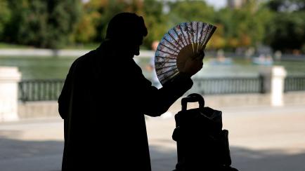 Un hombre se abanica en Madrid, en agosto de 2022.