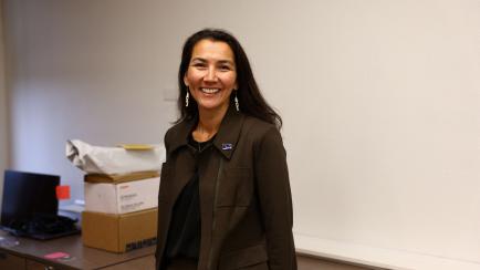 La demócrata Mary Peltola, en una de sus oficinas electorales en Anchorage (Alaska).