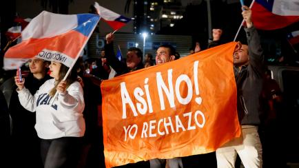 Manifestantes en las calles de Santiago, celebrando la victoria de "rechazo" en la consulta constitucional. 