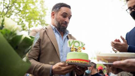 Santiago Abascal, líder de Vox, sosteniendo una tarta de Vox. 