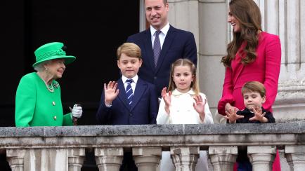 La reina Isabel II con los duques de Cambridge y sus hijos en el desfile del Jubileo el 5 de junio en Londres. 