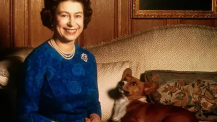 La reina Isabel II sonríe en el salón de la Casa de Sandringham