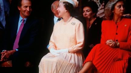 La reina Isabel con los reyes de España Juan Carlos y Sofía, en Sevilla, en 1988.