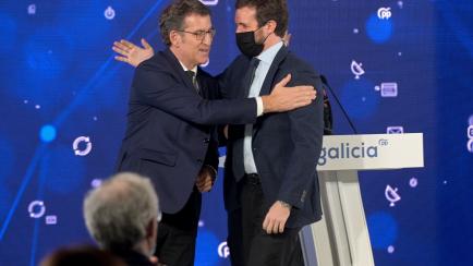 El presidente de la Xunta de Galicia,  Alberto Núñez Feijoo, con el presidente del Partido Popular, Pablo Casado, en un acto celebrado en A Coruña