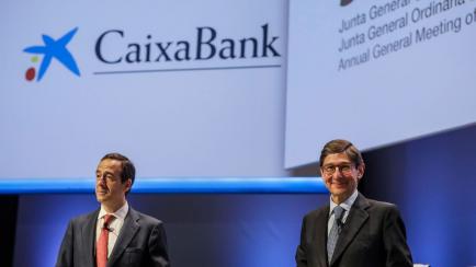Jose Ignacio Goirigolzarri y Gonzalo Gortazar, en un acto de Caixabank tras la fusión