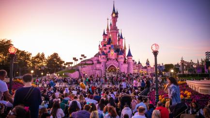 Atardecer en el castillo de 'La bella durmiente' en Disneyland Paris.