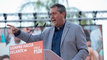 El alcalde de Sevilla, Juan Espadas, en un mitín del PSOE en las elecciones.