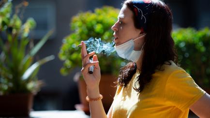 Una mujer fuma en Madrid el 6 de junio de 2020 (Pablo Cuadra/Getty Images).