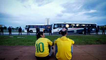 Los dos únicos bolsonaristas que han acudido a la convocatoria de manifestación en Brasilia 