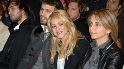 Gerard Piqué, Shakira y Montserrat Bernabeu, madre del jugador, en la presentación del libro que escribió el padre de Piqué.