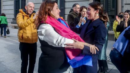 Irene Montero (dcha.) se abraza con Ángela Rodríguez (izda.) tras la aprobación de la Ley Trans