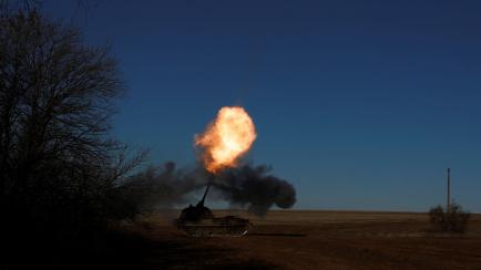 Artilleros del Ejército de Ucrania disparan un Panzerhaubitze 2000 de origen alemán contra las tropas rusas, cerca de Soledar, ayer. 