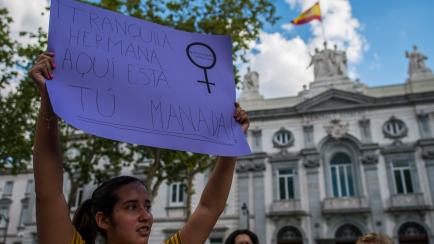Pancarta vista en una manifestación en contra del veredicto de la primera 'Manada' en España.