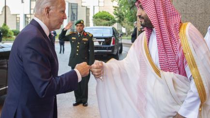 Joe Biden saluda a Mohammed bin Salman en la visita del norteamericano a Jeddah, Arabia Saudí, en julio pasado. 