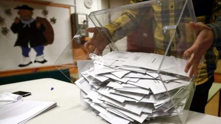 Urna repleta de papeletas durante las pasadas elecciones.