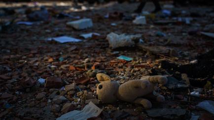 Uno de tantos peluches abandonados en la huida masiva de población de Kiev y otras ciudades