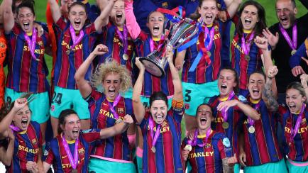 Vicky Losada, capitana del FC Barcelona, levanta la copa de la Champions League femenina 2021 junto al resto del equipo.