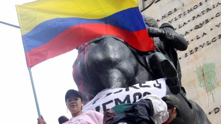 Estudiantes se concentran junto al monumento de Los Héroes en Bogotá, (Colombia) para protestar contra el Gobierno de Iván Duque.