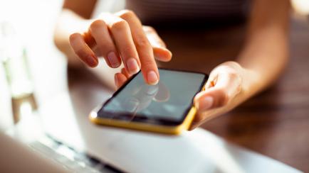 Una mujer utilizando su teléfono móvil