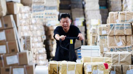 Un trabajador trasladando libros de texto en Suquian (China), en una imagen de archivo.