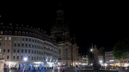 La fachada de la iglesia de Nuestra Señora en Dresden (Alemania), con la iluminación ornamental apagada tras la entrada en vigor de las medidas de ahorro energético.