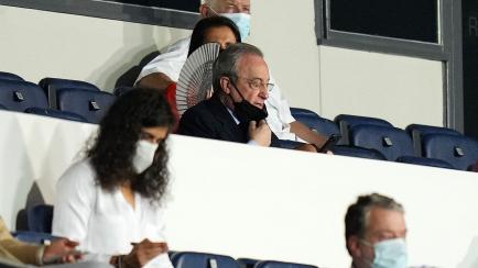 Florentino Pérez, al teléfono en un reciente partido del Real Madrid femenino