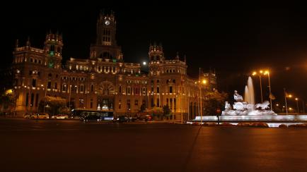 El Ayuntamiento de Madrid y la Fuente de Cibeles, sin apenas luz en las primeras horas del decreto de ahorro