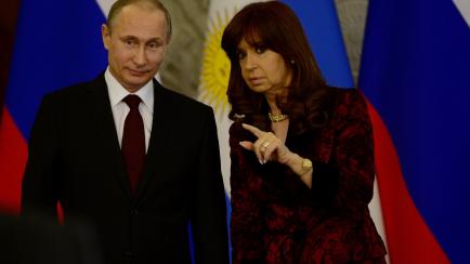Foto de archivo de Vladimir Putin y la vicepresidenta de Argentina, Cristina Fernández.