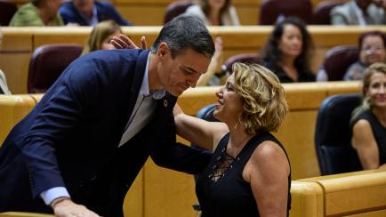 Pedro Sánchez y Susana Díaz se saludan este martes en el Senado.