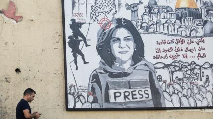 Grafiti pintado en la ciudad de Umm Al-Fahm con la periodista Shireen Abu Akleh