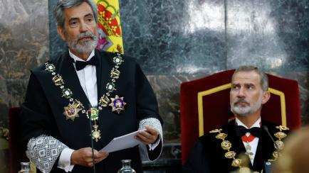 El presidente del Tribunal Supremo, Carlos Lesmes (i), ante el rey Felipe,.