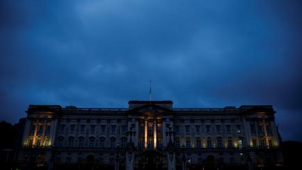 Vista de Buckingham Palace, con la iluminación de la fachada apagada en honor a Isabel II.