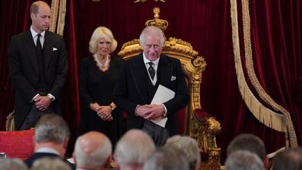 Carlos III junto a la reina consorte, Camila Parker, y el príncipe Guillermo de Gales.