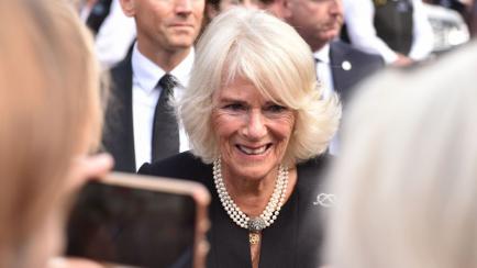 Camilla, reina consorte, saludando a los ciudadanos que se habían concentrado a las puertas de Buckingham Palace el pasado viernes 9 de septiembre.