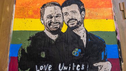 Mural de Santiago Abascal, líder de Vox, y Pablo Casado, líder del PP, son la banera LGTBI de fondo. 