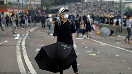 Manifestantes en Hong Kong protestan por la Ley de Seguridad.